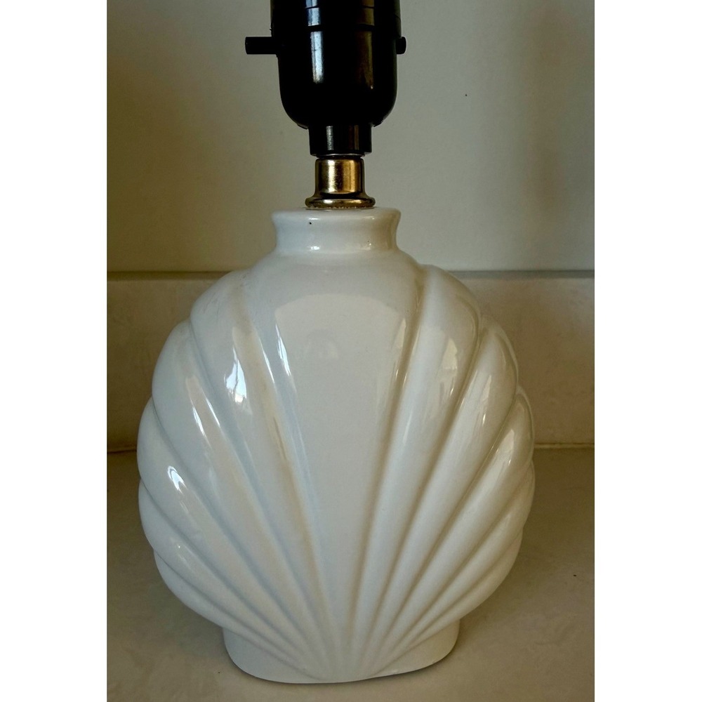 Vintage 80's Deco Revival White Ceramic‎ Post Modern Shell Table Lamp